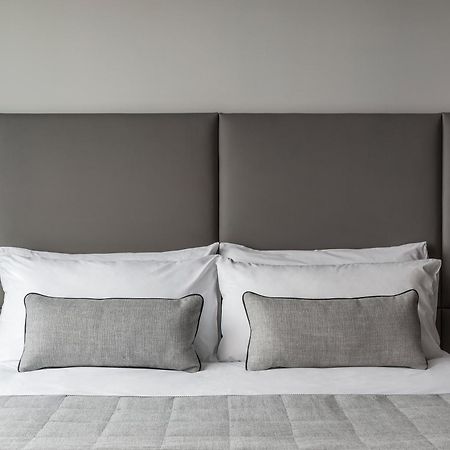 Oakwood Premier Melbourne Aparthotel Kültér fotó A bed with a headboard