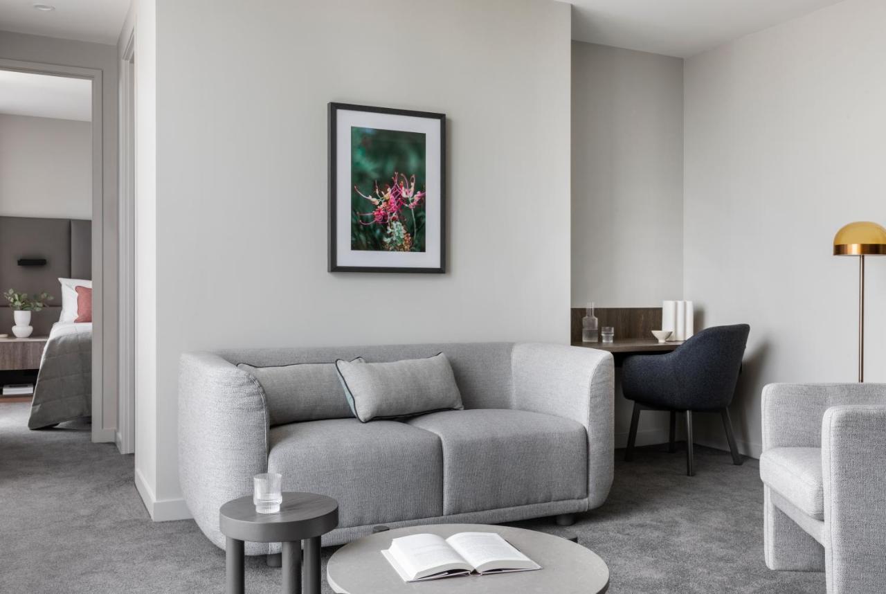 Oakwood Premier Melbourne Aparthotel Kültér fotó A suite at the hotel