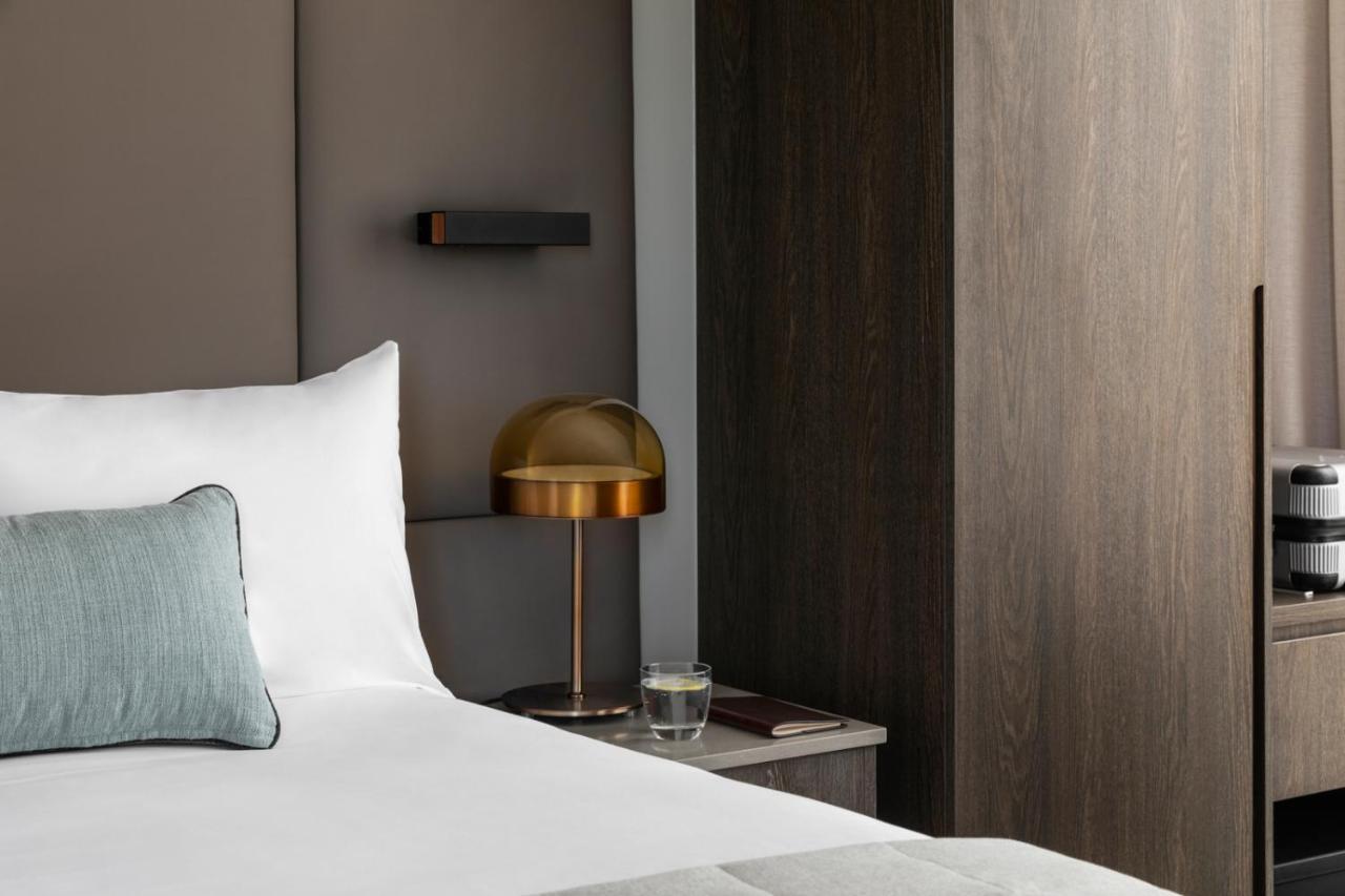 Oakwood Premier Melbourne Aparthotel Kültér fotó A bedroom at the hotel