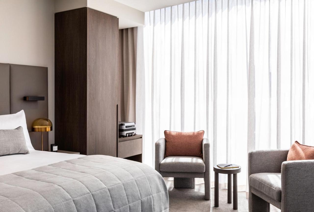 Oakwood Premier Melbourne Aparthotel Kültér fotó A bedroom at the hotel