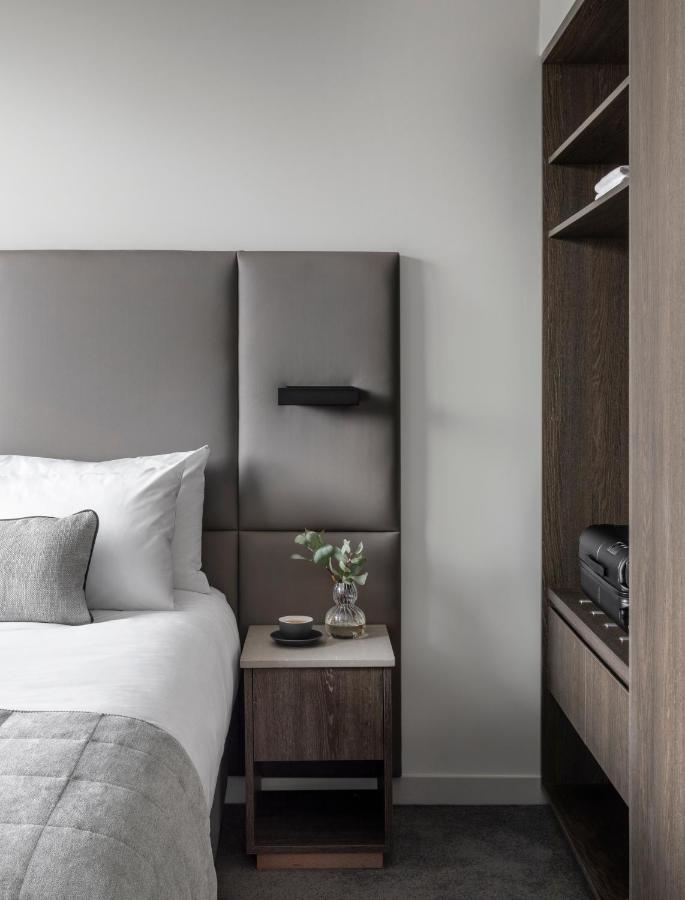 Oakwood Premier Melbourne Aparthotel Kültér fotó A room at the hotel