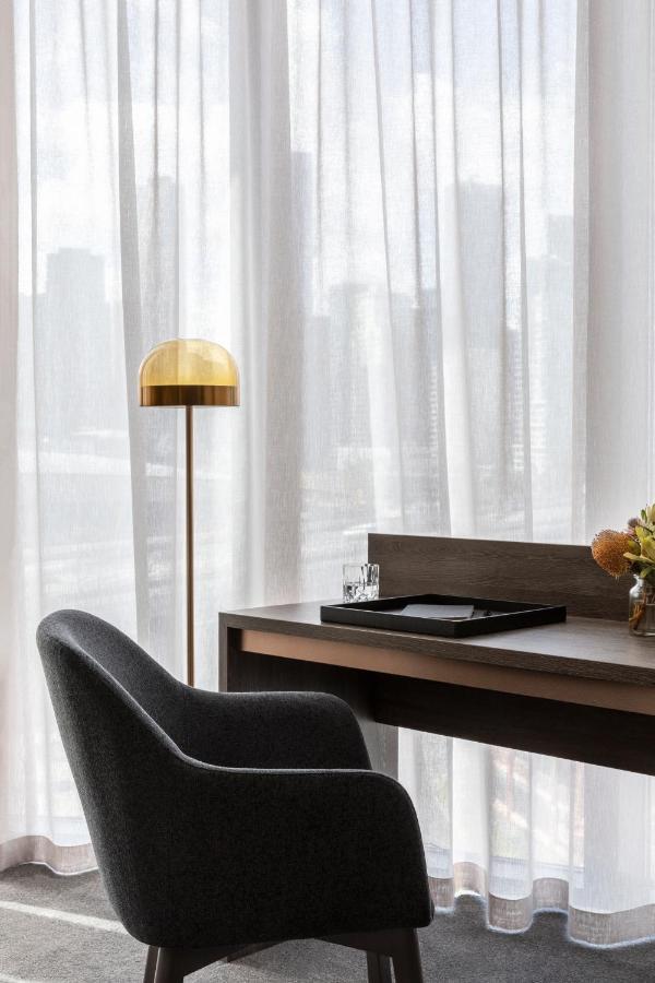 Oakwood Premier Melbourne Aparthotel Kültér fotó A floor lamp