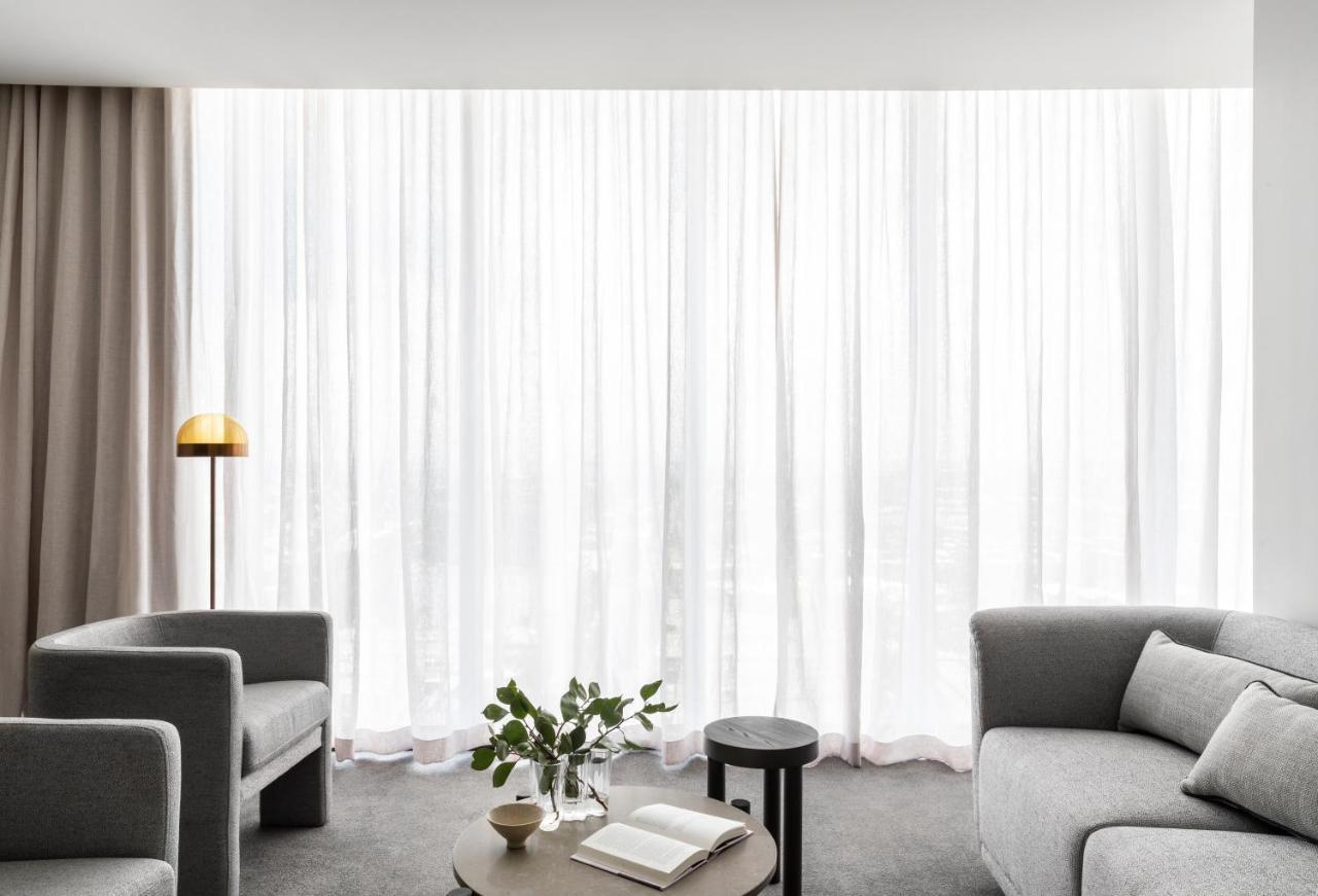 Oakwood Premier Melbourne Aparthotel Kültér fotó A living room with sheer curtains