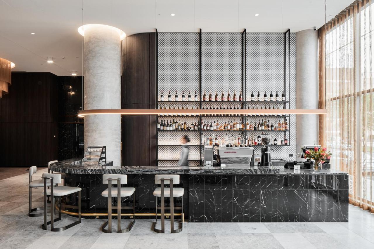 Oakwood Premier Melbourne Aparthotel Kültér fotó The bar at the hotel