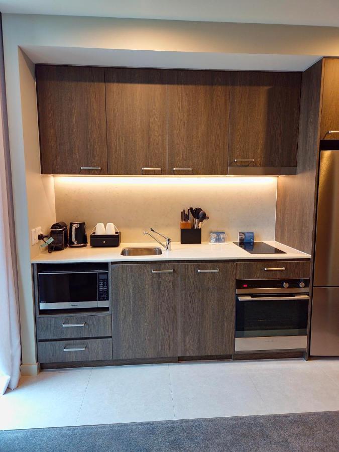 Oakwood Premier Melbourne Aparthotel Kültér fotó Kitchenette in a hotel room