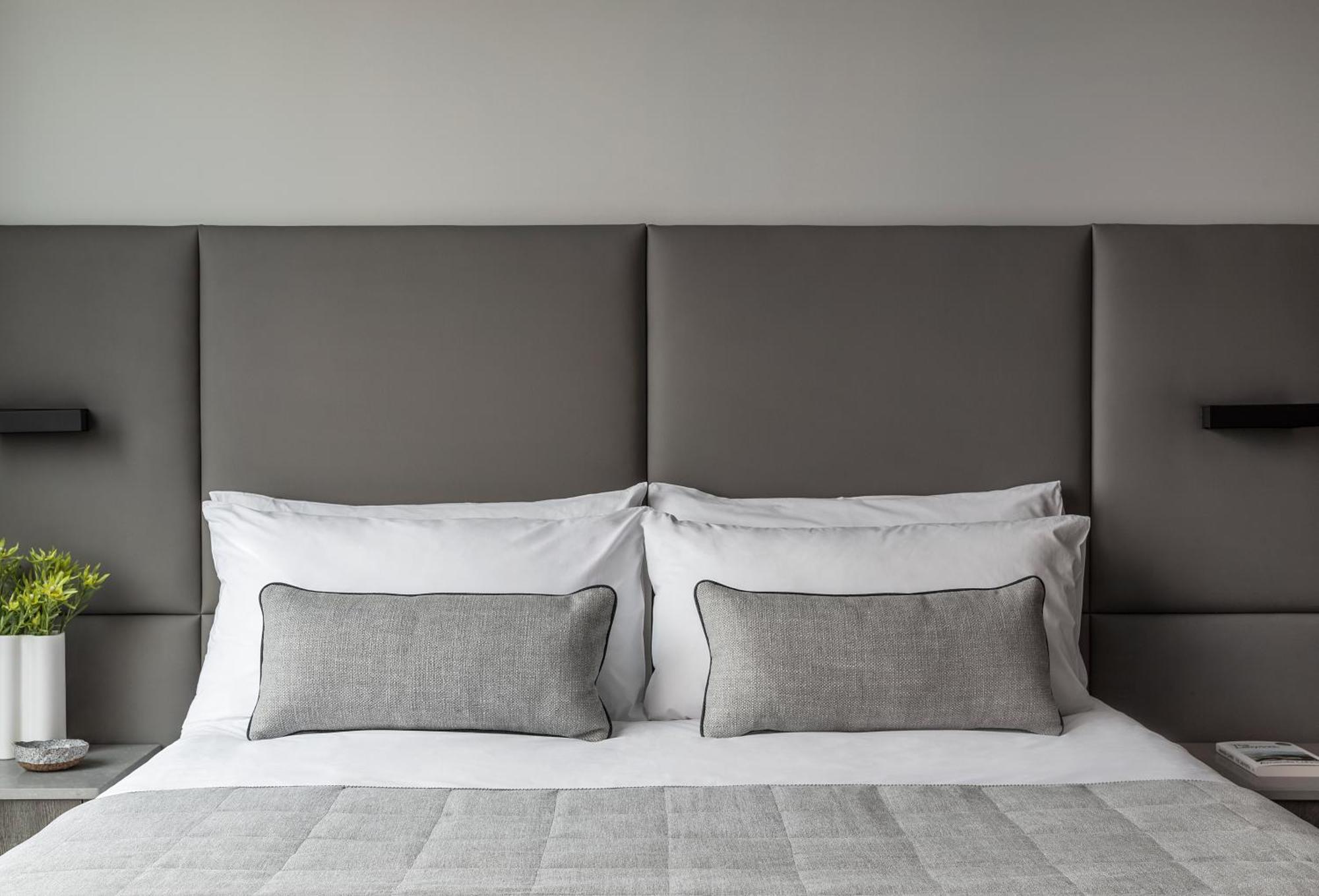 Oakwood Premier Melbourne Aparthotel Kültér fotó A bed with a headboard
